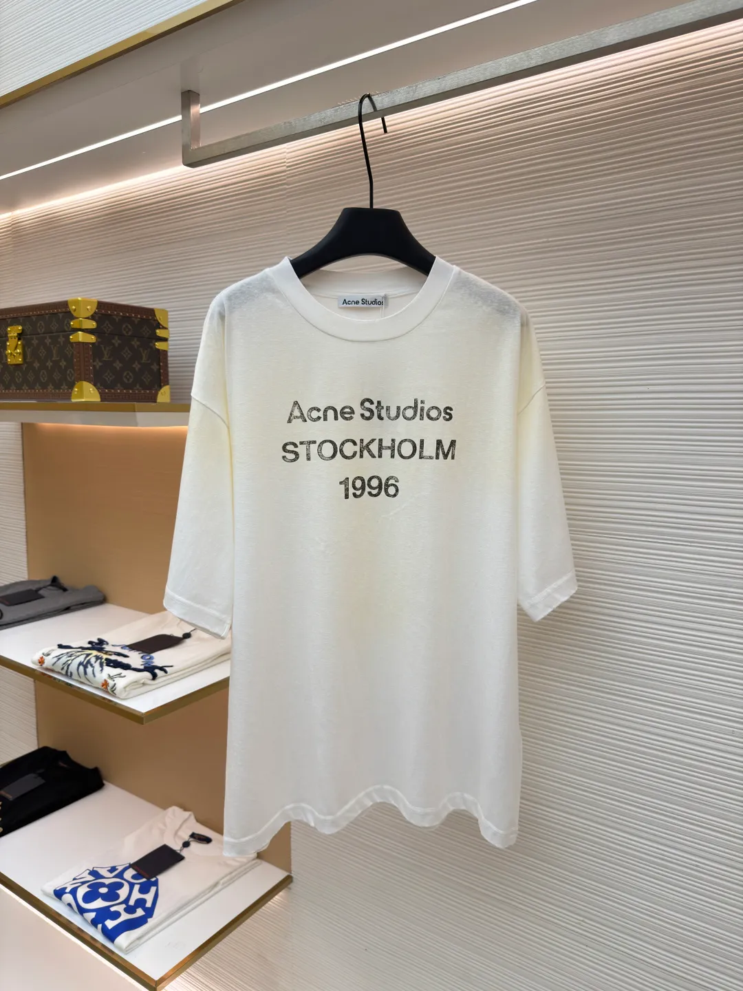 Acne Studios 1966 mud-dyed washed distressed short-sleeve ●Original version: 2800 purchased and developed ●Item number: 1682348-X95 ●Fabric: cloud velvet ski-like cotton fabric ●Technology: glue printing ●Color: white ●Version: fitted version ●Weight: about 225 grams ●Size: S-M-L-XL ●Description: Made of ultra-soft pure cotton fabric, garment-dyed, washed and distressed, the chest part has a dirty feel, and the lower part shows a gradient effect. The neckline is slightly frayed to better fit the overall tone. The overall line is straight and delicate, the fabric is comfortable and soft, and the color is consistent without color difference. It can be matched with the same style to create a fashionable look and control various occasions. Customized accessories, complete with three standards, the same style for men and women!
